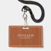 Bruine hout textuur afdruk witte typografie badge (Achterkant met lanyard)