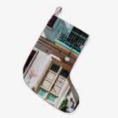 Bruine houten deur op een wit betongebouw kleine kerstsok (Voorkant (Hangend))