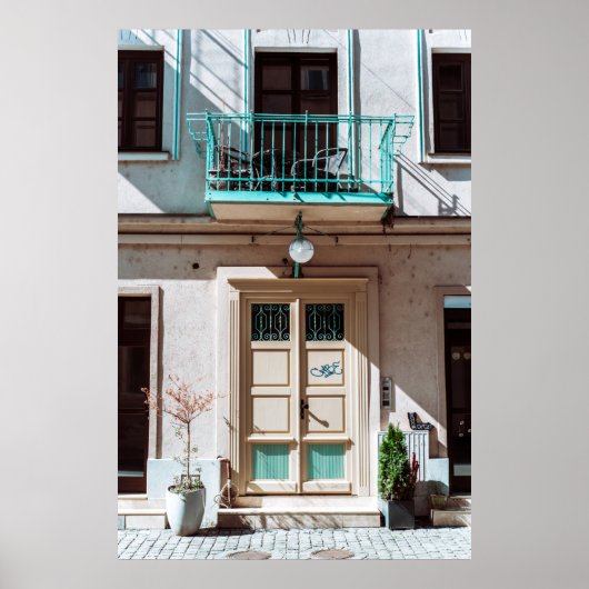 Bruine houten deur op een wit betongebouw poster (Voorkant)