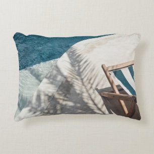 Bruine houten lounger nabij waterlichaam accent kussen
