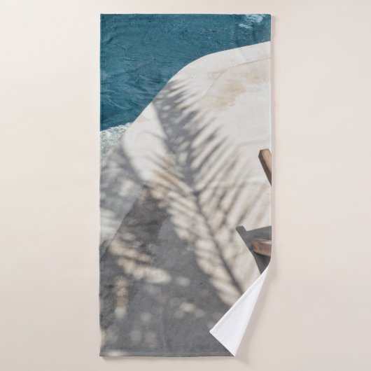 Bruine houten lounger nabij waterlichaam badhanddoek (Badhanddoek)