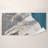 Bruine houten lounger nabij waterlichaam badhanddoek (Badhanddoek)