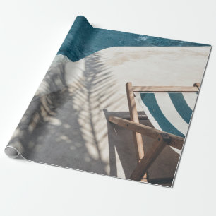Bruine houten lounger nabij waterlichaam cadeaupapier