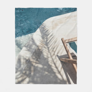 Bruine houten lounger nabij waterlichaam fleece deken