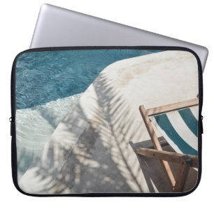 Bruine houten lounger nabij waterlichaam laptop sleeve