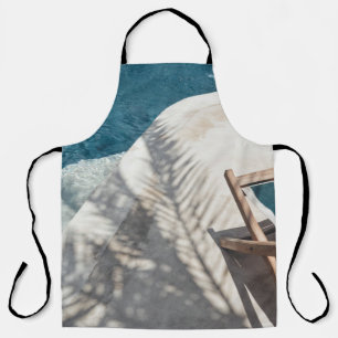 Bruine houten lounger nabij waterlichaam schort