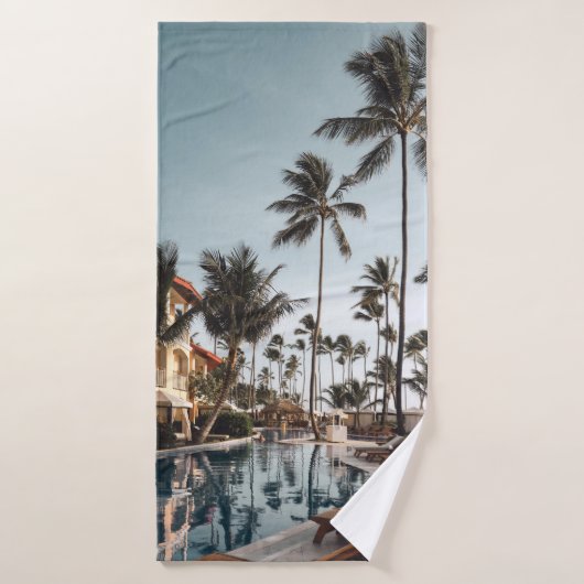 Bruine houten loungestoelen nabij zwembad omgeven  badhanddoek (Badhanddoek)