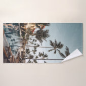 Bruine houten loungestoelen nabij zwembad omgeven  badhanddoek (Badhanddoek)