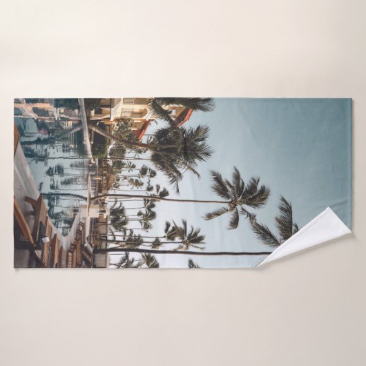 Bruine houten loungestoelen nabij zwembad omgeven  badhanddoek (Badhanddoek)