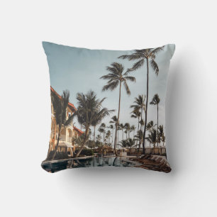 Bruine houten loungestoelen nabij zwembad omgeven  kussen