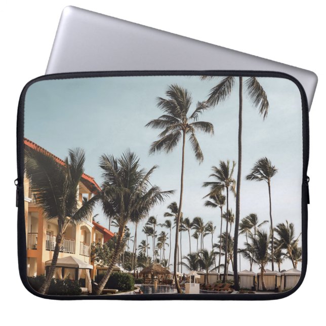 Bruine houten loungestoelen nabij zwembad omgeven  laptop sleeve (Voorkant)