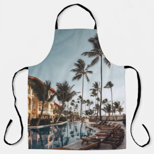 Bruine houten loungestoelen nabij zwembad omgeven  schort