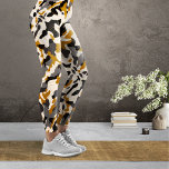 Bruine Houtskool Diagonale Camo met Contourlijnen Leggings<br><div class="desc">Bent u op zoek naar een modern camo-geïnspireerd ontwerp? Dit oneindige patroon combineert topografische contourlijnen met unieke,  diagonale camouflage in bruin,  grijs en houtskool. Een gedurfde urban mode statement voor mensen die trends voor willen zijn. Ook verkrijgbaar in andere kleurencombinaties. Origineel ontwerp van Piotr Kowalczyk © Eerste publicatie: 13.06.2023.</div>