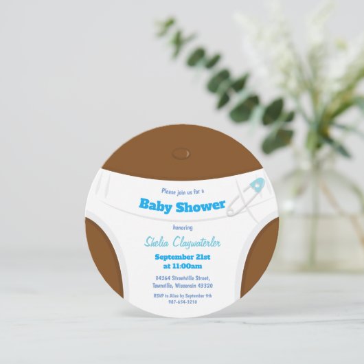 Bruine huid & luier blauw | uitnodiging tot baby s (Staand voorkant)