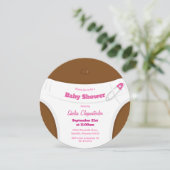 Bruine huid & luierroze | Uitnodiging tot Baby sho (Staand voorkant)