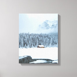 Bruine hut naast bos tijdens sneeuw canvas afdruk