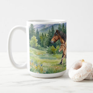Bruine IJslandse paard en veulen in bergweide Koffiemok