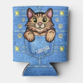 Bruine kat in Faux Denim Pocket met aangepaste naa Blikjeskoeler (Voorkant)