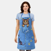 Bruine kat in Faux Denim Pocket met aangepaste naa Schort (Gedragen)