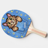 Bruine kat in Faux Denim Pocket met aangepaste naa Tafeltennisbatje (Zijkant)