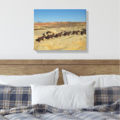 Bruine koeien wandelen in de woestijn canvas afdruk (Insitu (Slaapkamer))