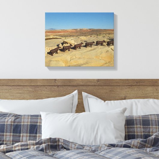 Bruine koeien wandelen in de woestijn canvas afdruk (Insitu (Slaapkamer))