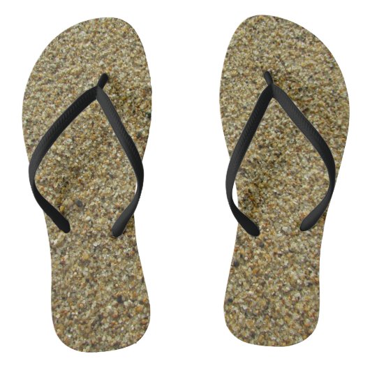 Bruine korrels van zand, close-up fotostrand teenslippers (Voetbed)