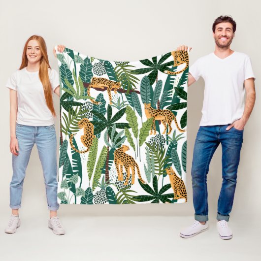 Bruine luipaard in tropisch spoelblad van oerwoud fleece deken (In situ)