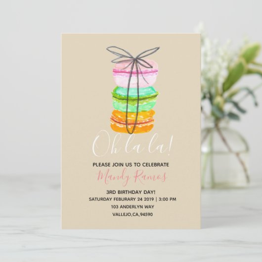 Bruine macaron op feestdag kaart (Staand voorkant)