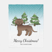 Bruine Mini Goldendoodle Hond In Een Winterbos Fleece Deken (Voorkant)