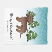Bruine Mini Goldendoodle Hond In Een Winterbos Fleece Deken (Voorkant (Horizontaal))