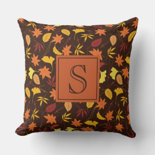 Bruine oranje en gele herfstbladeren monogram kussen