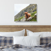 Bruine os op berg canvas afdruk (Insitu (Slaapkamer))