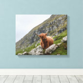 Bruine os op berg canvas afdruk (Insitu (Houten vloer))