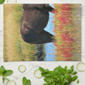 Bruine paard dat graast bij water theedoek (Gevouwen)
