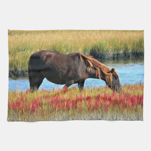 Bruine paard dat graast bij water theedoek (Horizontaal)