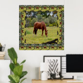 Bruine paardengrazing met hetzelfde Afbeelding Poster (Thuiskantoor)