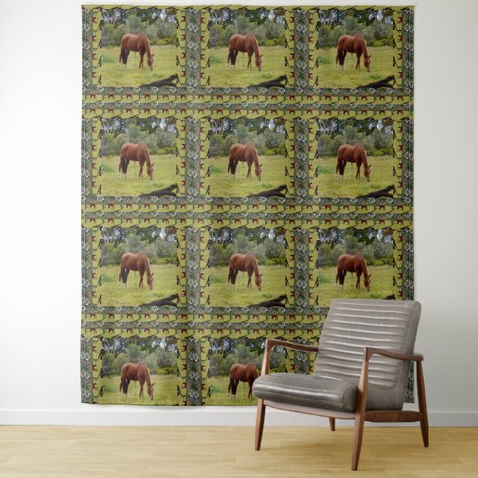 Bruine paardengrazing met hetzelfde Afbeelding Wandkleed (In situ)
