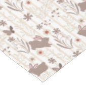 Bruine paaskonijntjes op geelbruin en wit gestreep tafelkleed (Gekanteld)