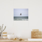 Bruine pelikaan die over de oceaankleur vliegt 16x poster (Keuken)