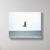 Bruine Pelikaan Vliegen Over de Oceaan Kleur 8x10 Canvas Afdruk (Voorkant)