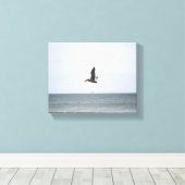 Bruine Pelikaan Vliegen Over de Oceaan Kleur 8x10 Canvas Afdruk (Insitu (Houten vloer))