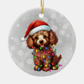 Bruine poedel gewikkeld in kerstverlichting keramisch ornament (Voorkant)