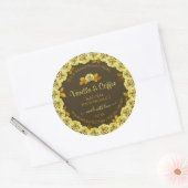 Bruine-productetiketten met gele rozen in Bloom Ronde Sticker (Envelop)