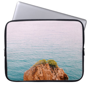 Bruine rotsberg op waterlichaam laptop sleeve