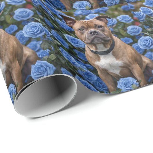 Bruine Staffy in blauwe rozentuin, Cadeaupapier (Rol Hoek)