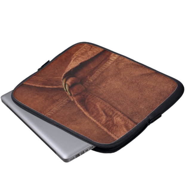 Bruine suiker met riem en sluiting laptop sleeve (Voorkant onderkant)