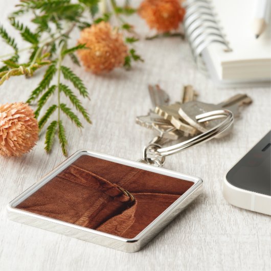 Bruine suiker met riem en sluiting sleutelhanger (Zijkant)