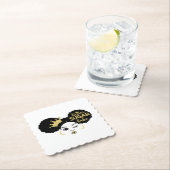 Bruine suikerbaby in zwart en goud kartonnen onderzetters (Insitu)