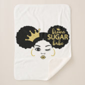 Bruine suikerbaby in zwart en goud sherpa deken (Voorkant)